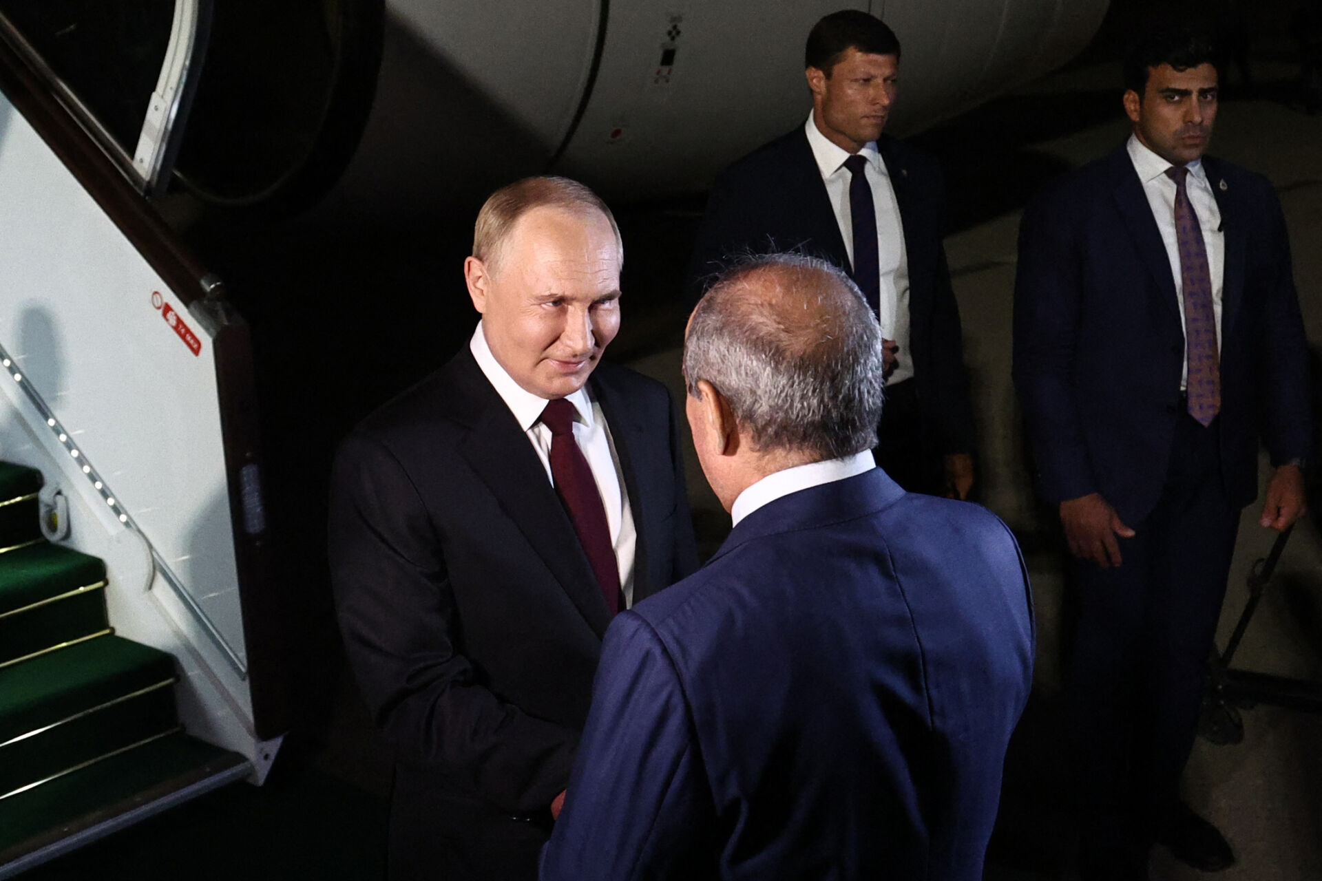 AZERBAIJAN-RUSSIA-POLITICS-DIPLOMACY Στο Αζερμπαϊτζάν ο Βλαντίμιρ Πούτιν – Συνάντηση με τον πρόεδρο της χώρας Ιλχάμ Αλίεφ