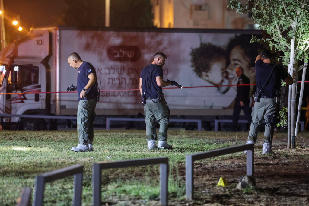 Ένας νεκρός από έκρηξη σε φορτηγό στο Τελ Αβίβ – Ερευνάται αν πρόκειται για τρομοκρατική ενέργεια 20 Ένας νεκρός από έκρηξη σε φορτηγό στο Τελ Αβίβ – Ερευνάται αν πρόκειται για τρομοκρατική ενέργεια