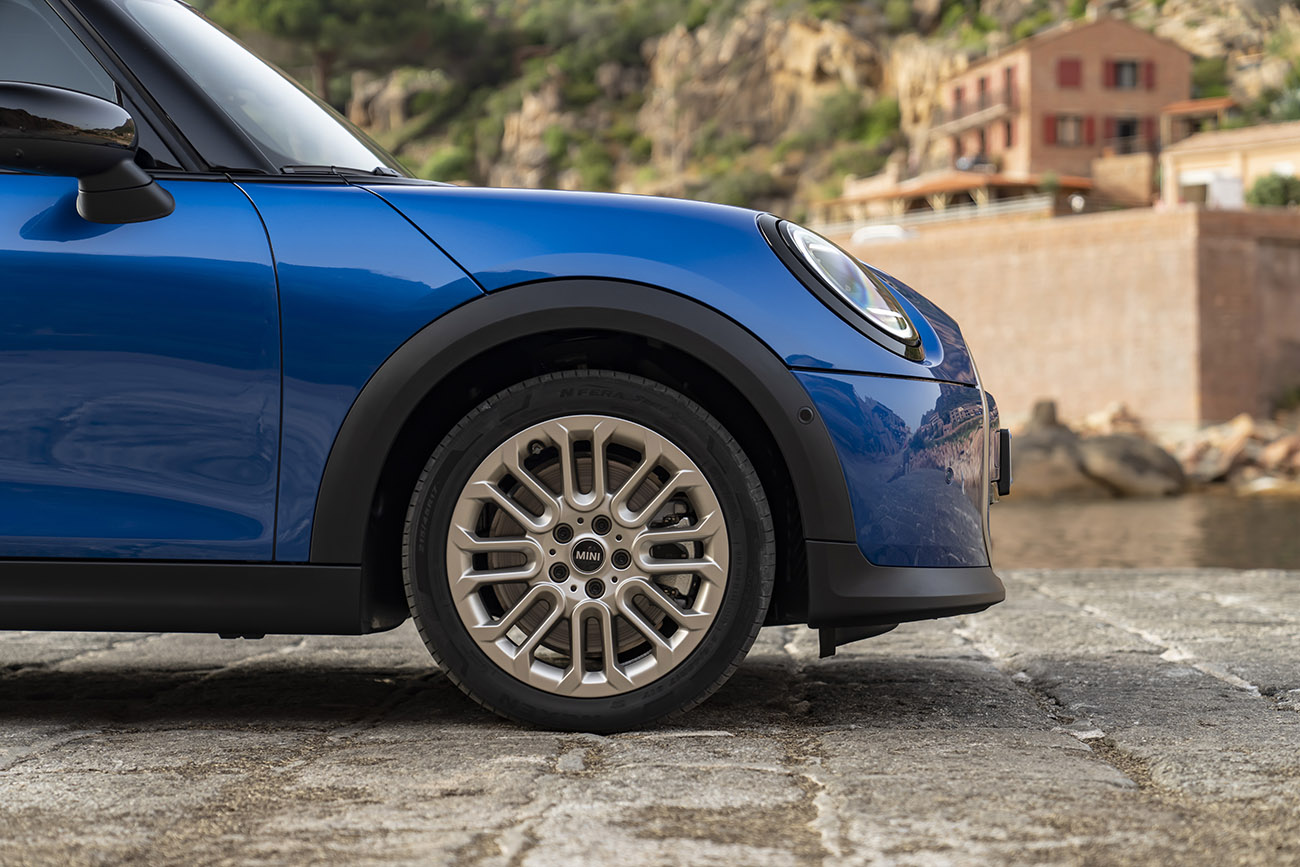 Το νέο 5θυρο MINI Cooper S: Περισσότεροι χώροι και άφθονη διασκεδαστική οδήγηση