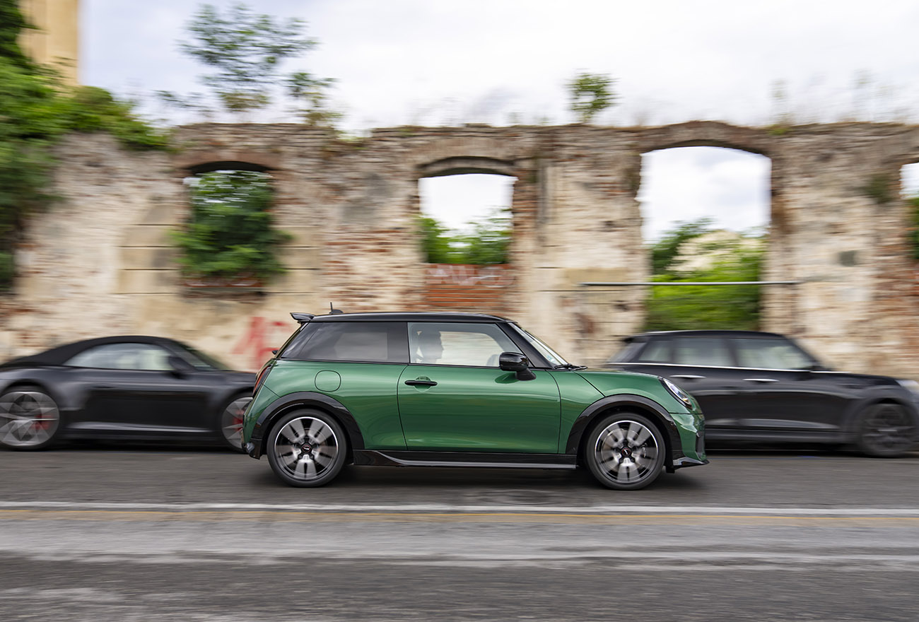 Το νέο MINI Cooper S σε έκδοση JCW: Με σπορ σχεδίαση και κλασικές επιδόσεις John Cooper Works