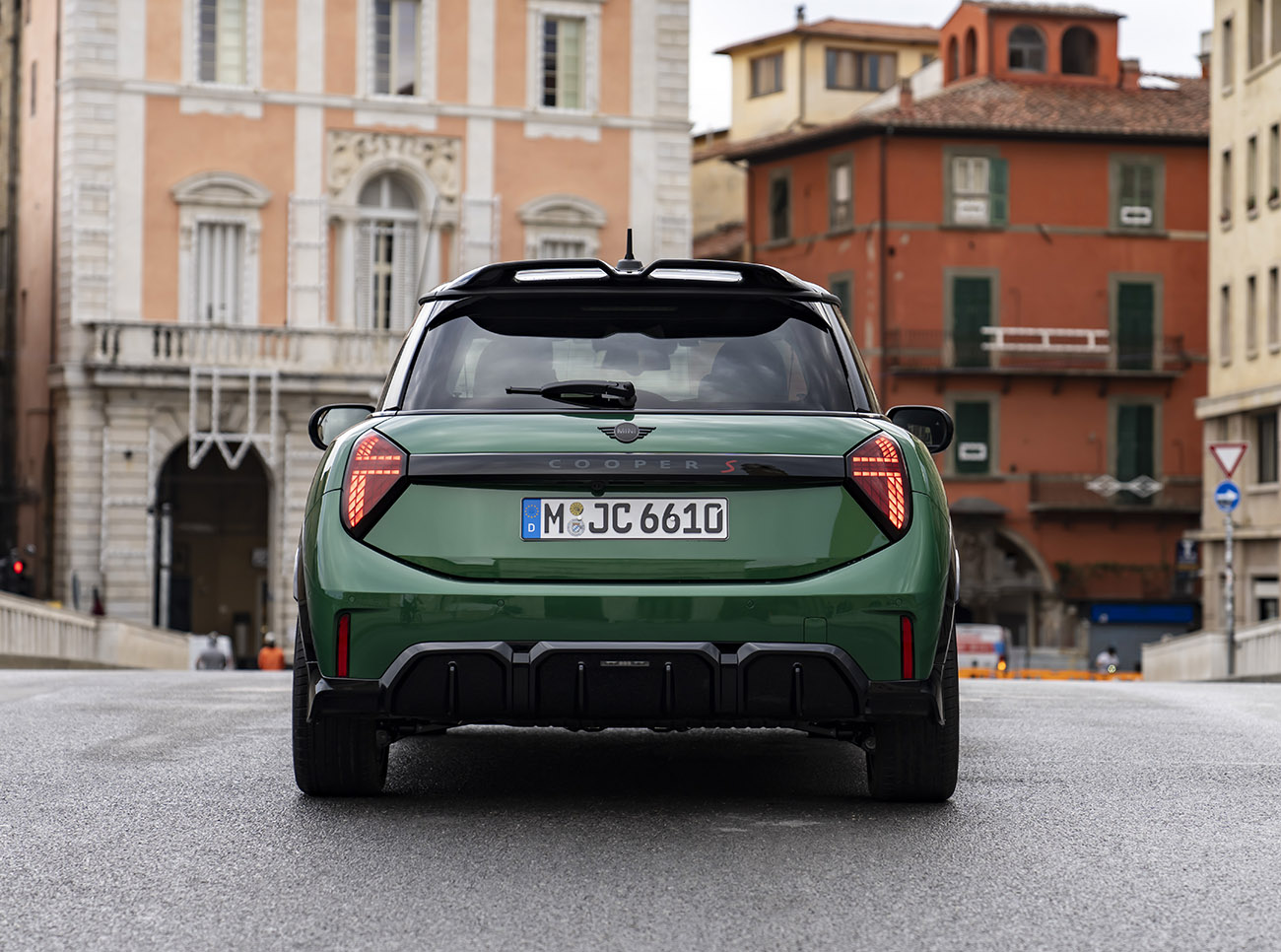 Το νέο MINI Cooper S σε έκδοση JCW: Με σπορ σχεδίαση και κλασικές επιδόσεις John Cooper Works