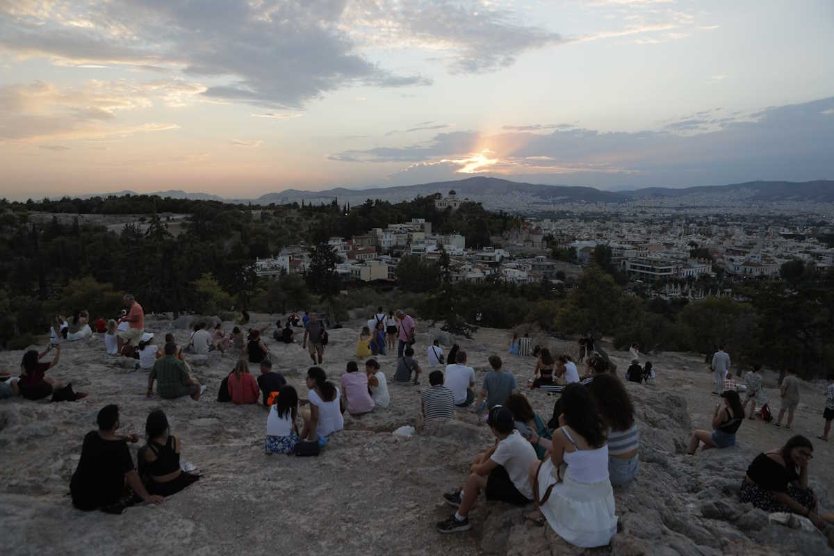 Εικόνες μαγείας από την πανσέληνο του Αυγούστου - 30% πιο λαμπερό είναι απόψε το «φεγγάρι του Οξύρρυγχου»