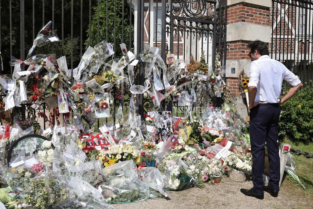 Το τελευταίο «αντίο» στον Αλέν Ντελόν: Κοσμοσυρροή από θαυμαστές στην κηδεία του για να του αφήσουν ένα λουλούδι