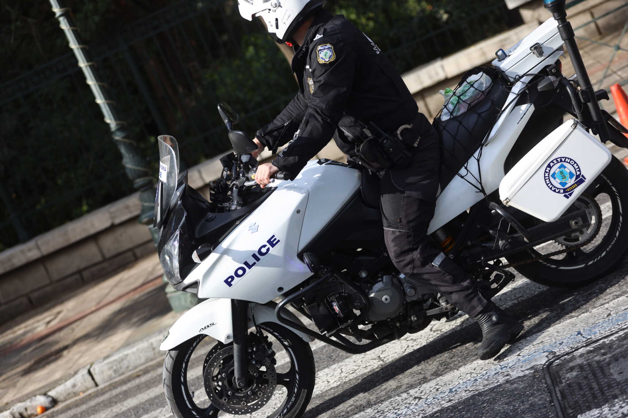 Επεισόδιο με πυροβολισμούς μετά από συμπλοκή 10 ατόμων στο Καματερό – Τραυματίστηκε 36χρονος