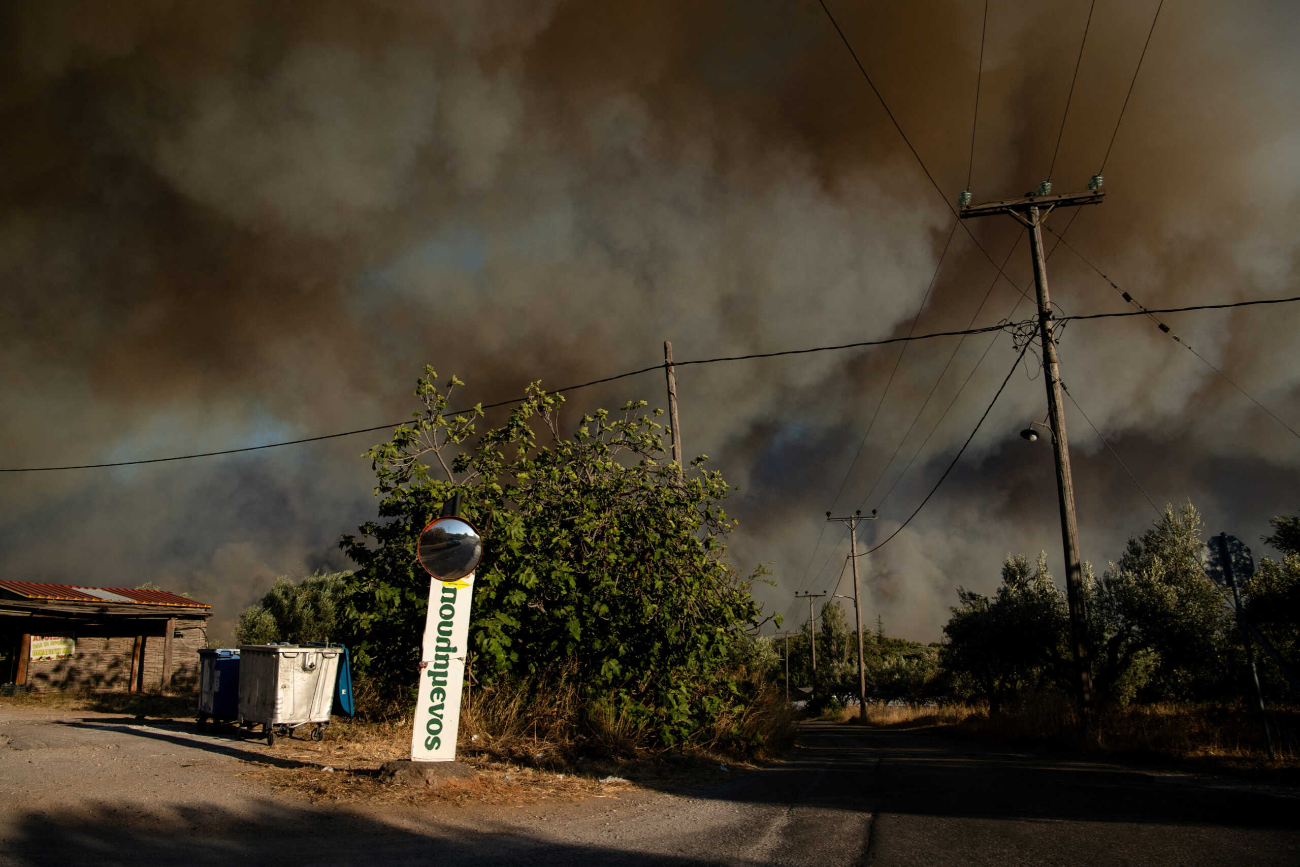 Δύσκολες οι επόμενες ώρες στο μέτωπο της φωτιάς – Δυνατοί άνεμοι και ριπές έως 85 χλμ στην Αττική