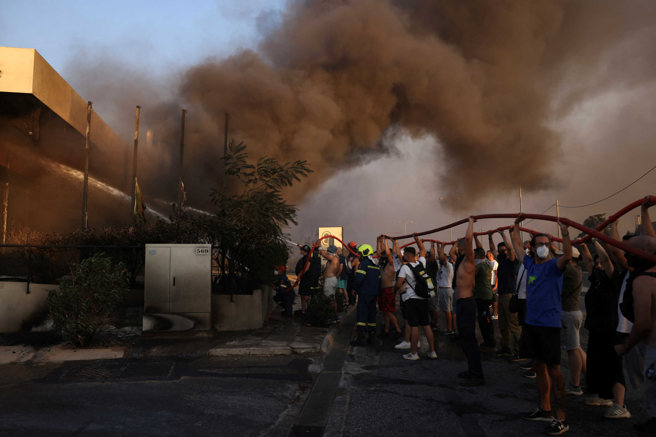 Φωτιά στην Αττική: Εθελοντές και κάτοικοι απέναντι στο πύρινο «τέρας» προσπαθούν να σώσουν κατάστημα στα Βριλήσσια