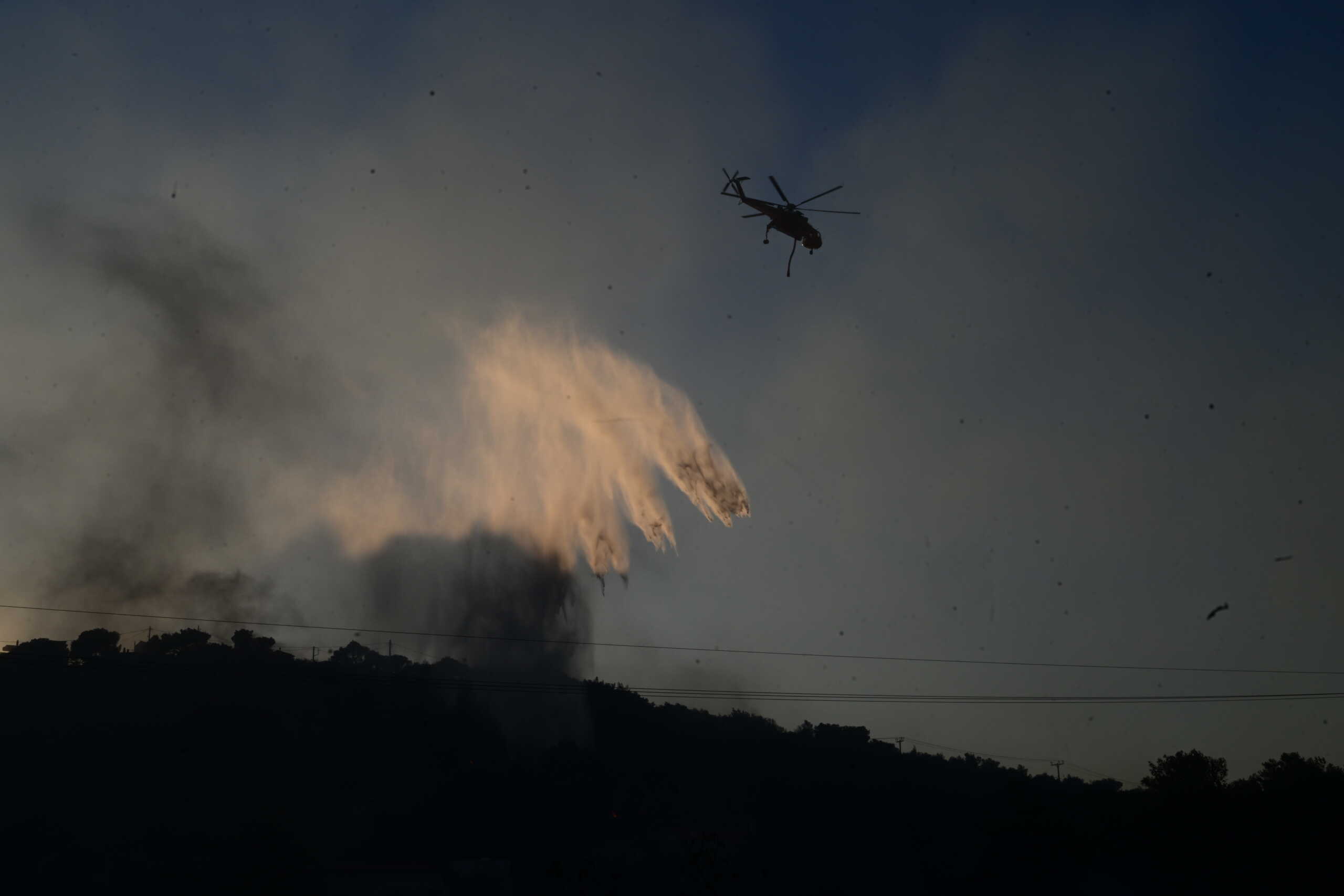 Στην Αθήνα δύο πυροσβεστικά αεροπλάνα κι ένα ελικόπτερο που έστειλε η Τουρκία για τη φωτιά στην Αττική