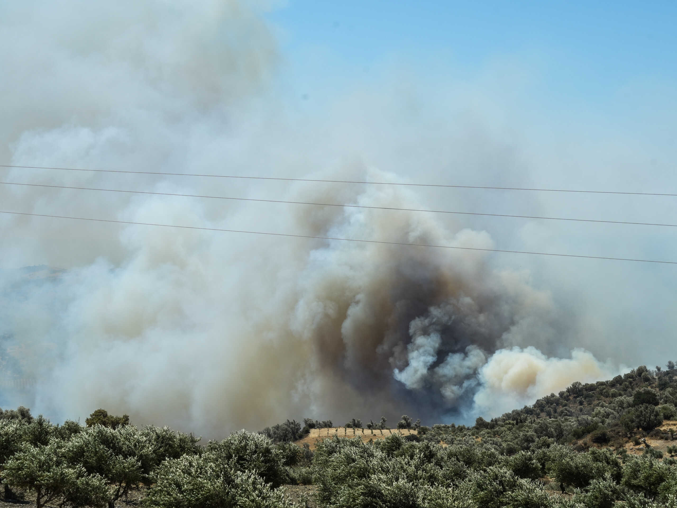 Καλύτερη η εικόνα της φωτιάς στο Ρέθυμνο – Πάνω από 300 πυροσβέστες στη μάχη με τις φλόγες
