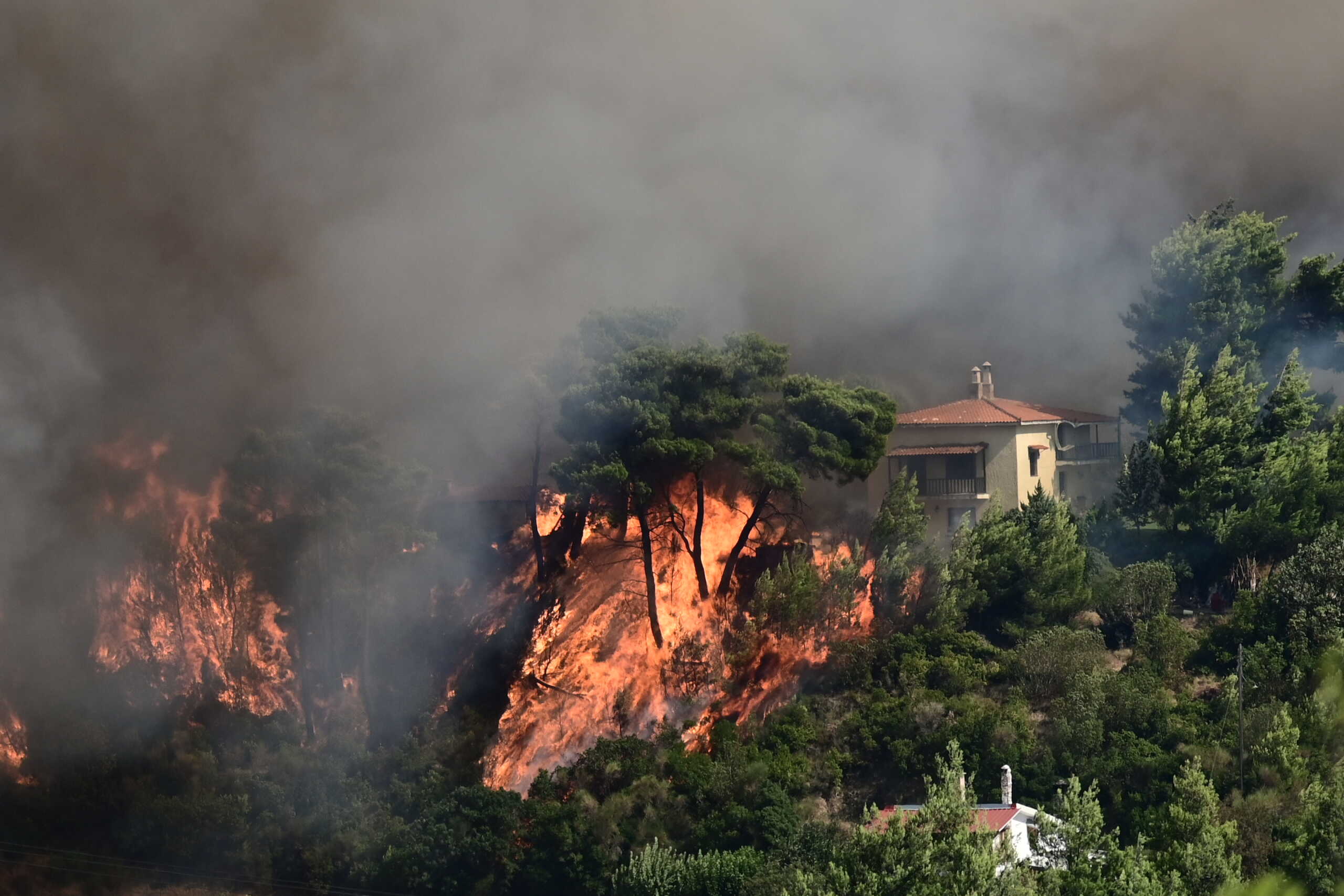 Η στιγμή που οι φλόγες στο Βαρνάβα πλησίασαν τηλεοπτικό συνεργείο
