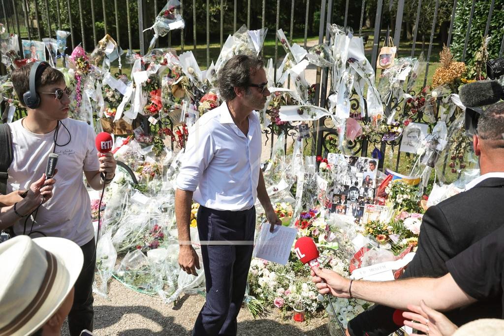 Το τελευταίο «αντίο» στον Αλέν Ντελόν: Κοσμοσυρροή από θαυμαστές στην κηδεία του για να του αφήσουν ένα λουλούδι