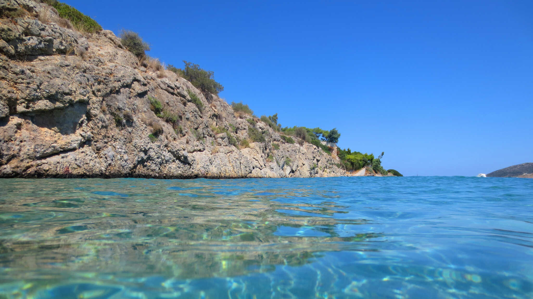 Παραλίες της Αττικής για όσους δε θέλουν να τελειώσει το καλοκαίρι