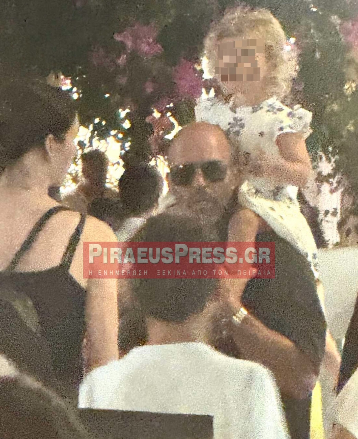 Ο Τζέισον Στέιθαμ για διακοπές στην Αντίπαρο: Η βραδινή βόλτα με την κόρη του στους ώμους