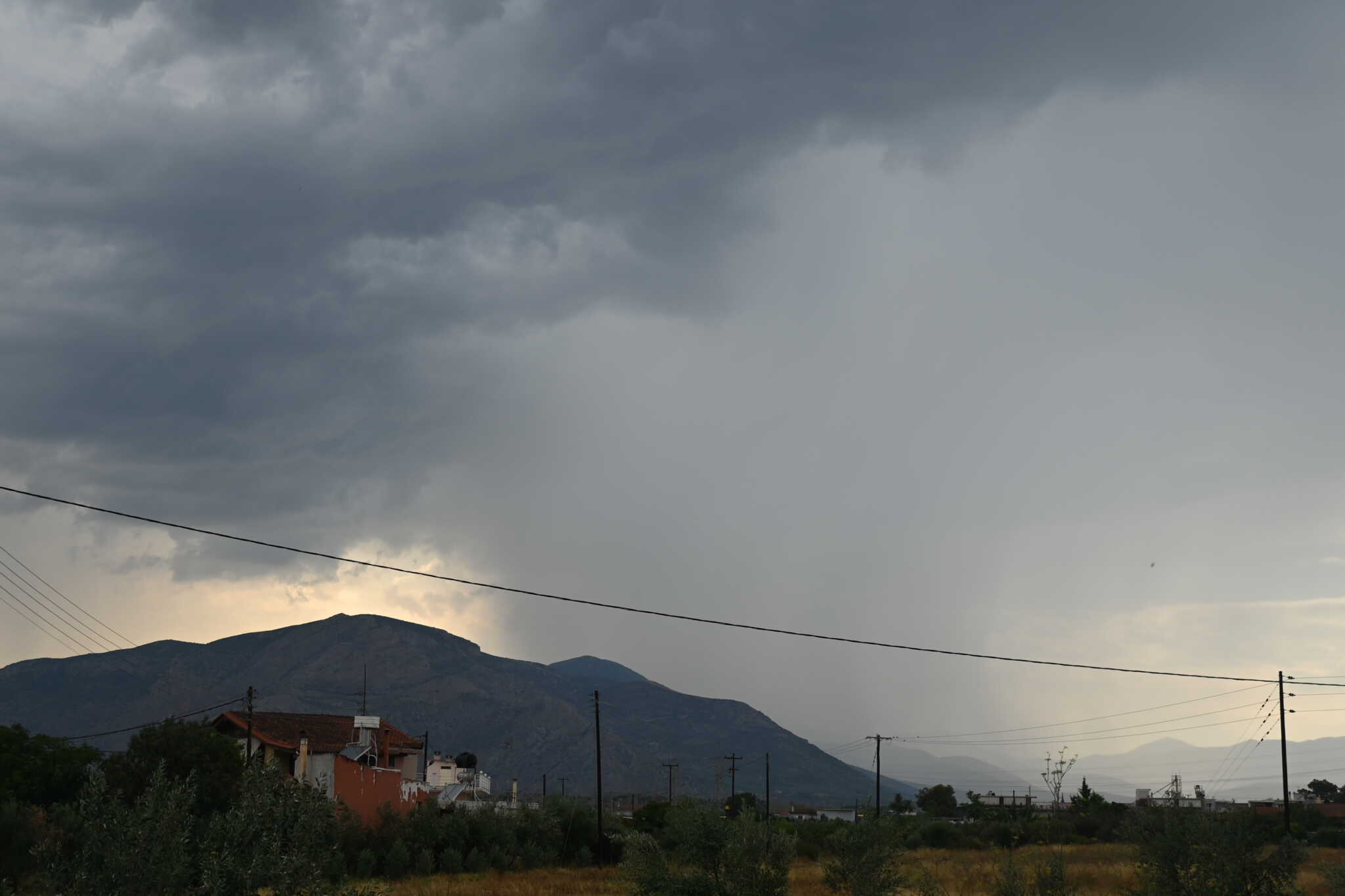 Συνεχίζονται οι βροχές και οι καταιγίδες σήμερα σε αρκετές περιοχές της χώρας – Επικαιροποιήθηκε το έκτακτο δελτίο