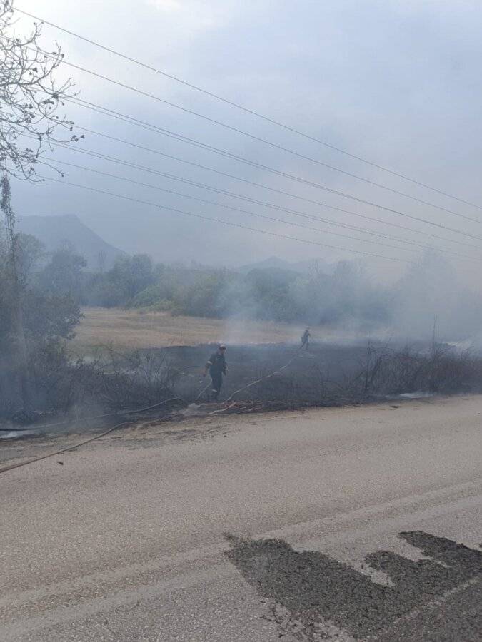 Φωτιά στην Καλαμπάκα σε εγκαταλελειμμένο κτίριο: Μεγάλη κινητοποίηση της Πυροσβεστικής
