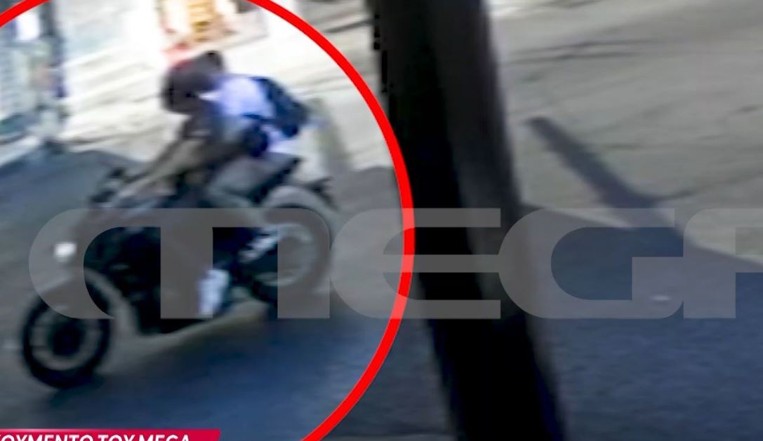 Αστυνομικοί της ΔΙΑΣ καταδιώκουν τους δράστες που πέταξαν το τσαντάκι με τις χειροβομβίδες – Βίντεο ντοκουμέντο