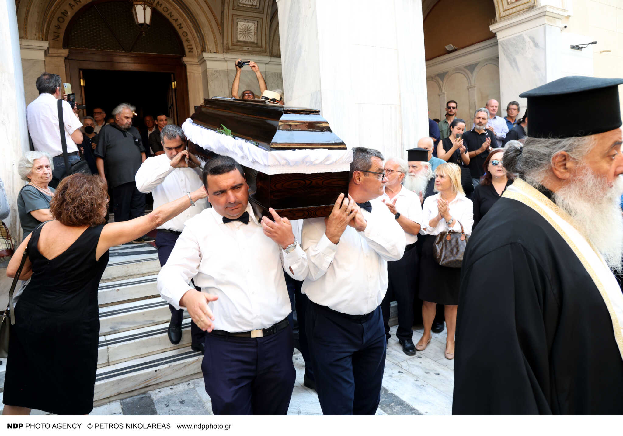 Πλήθος κόσμου στην κηδεία του καθηγητή Χρήστου Γιανναρά – Παυλόπουλος, Ζουγανέλης, Λινού έδωσαν το παρόν