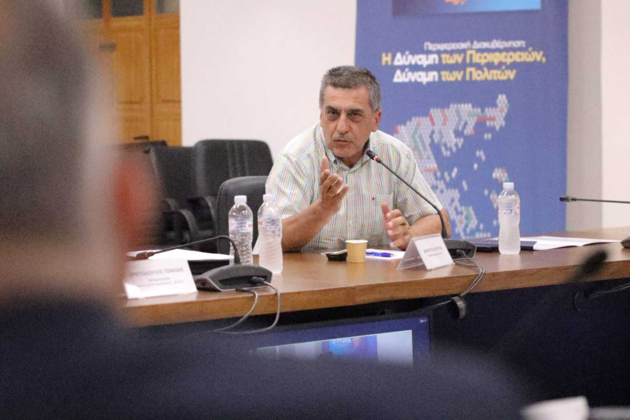 Κουρέτας κατά Μπέου: «Κυκλοφορεί στο σκοτάδι με μπερέ για να μην λάμπει η καράφλα του και τη μέρα ντύνεται Δήμαρχος»