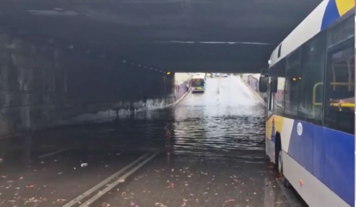 Λεωφορεία «κόλλησαν» σε πλημμυρισμένη υπόγεια διάβαση στην Καλλιθέα