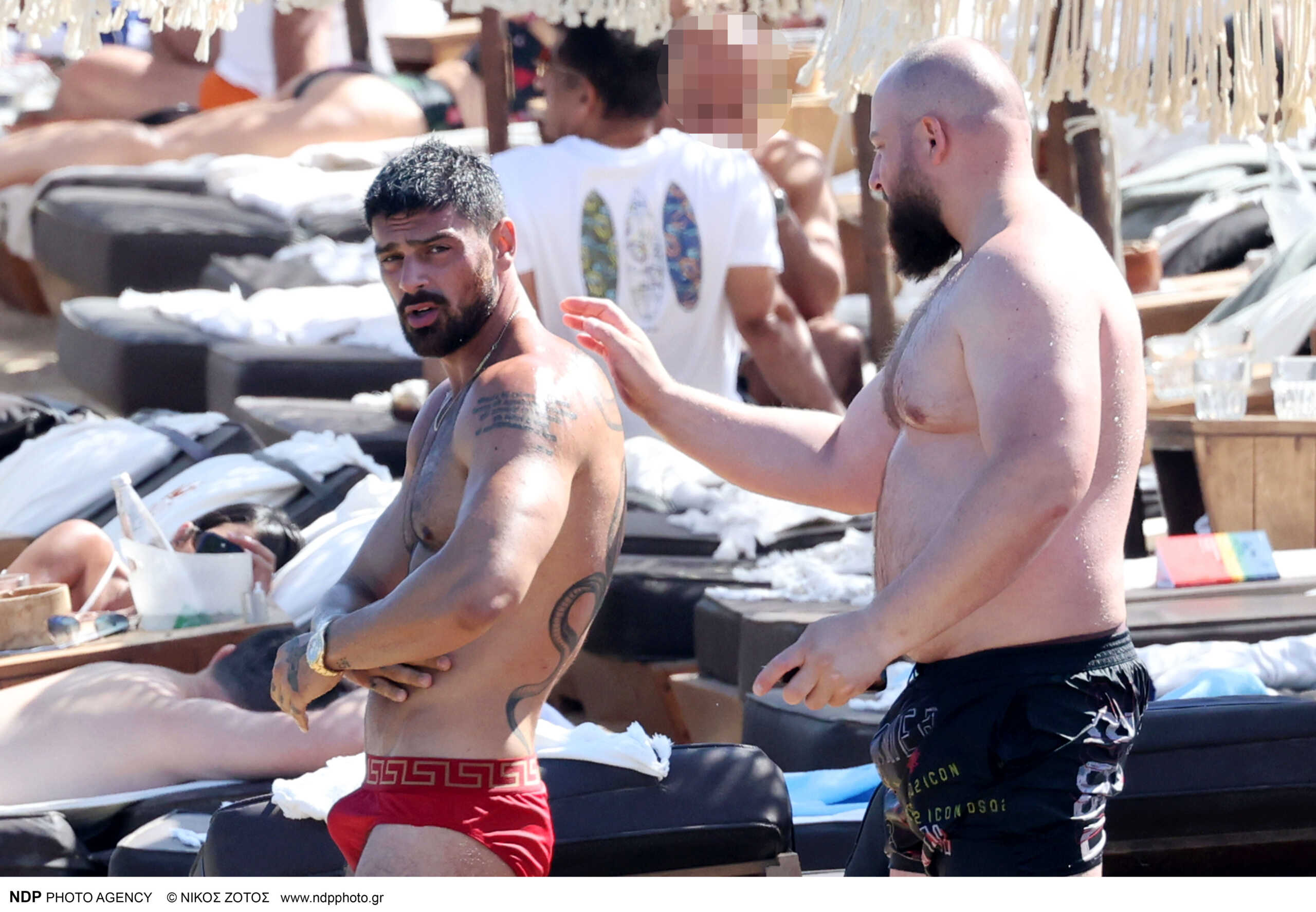 Νέες φωτογραφίες του Μικέλε Μορόνε με το κόκκινο speedo μαγιό του στη Μύκονο