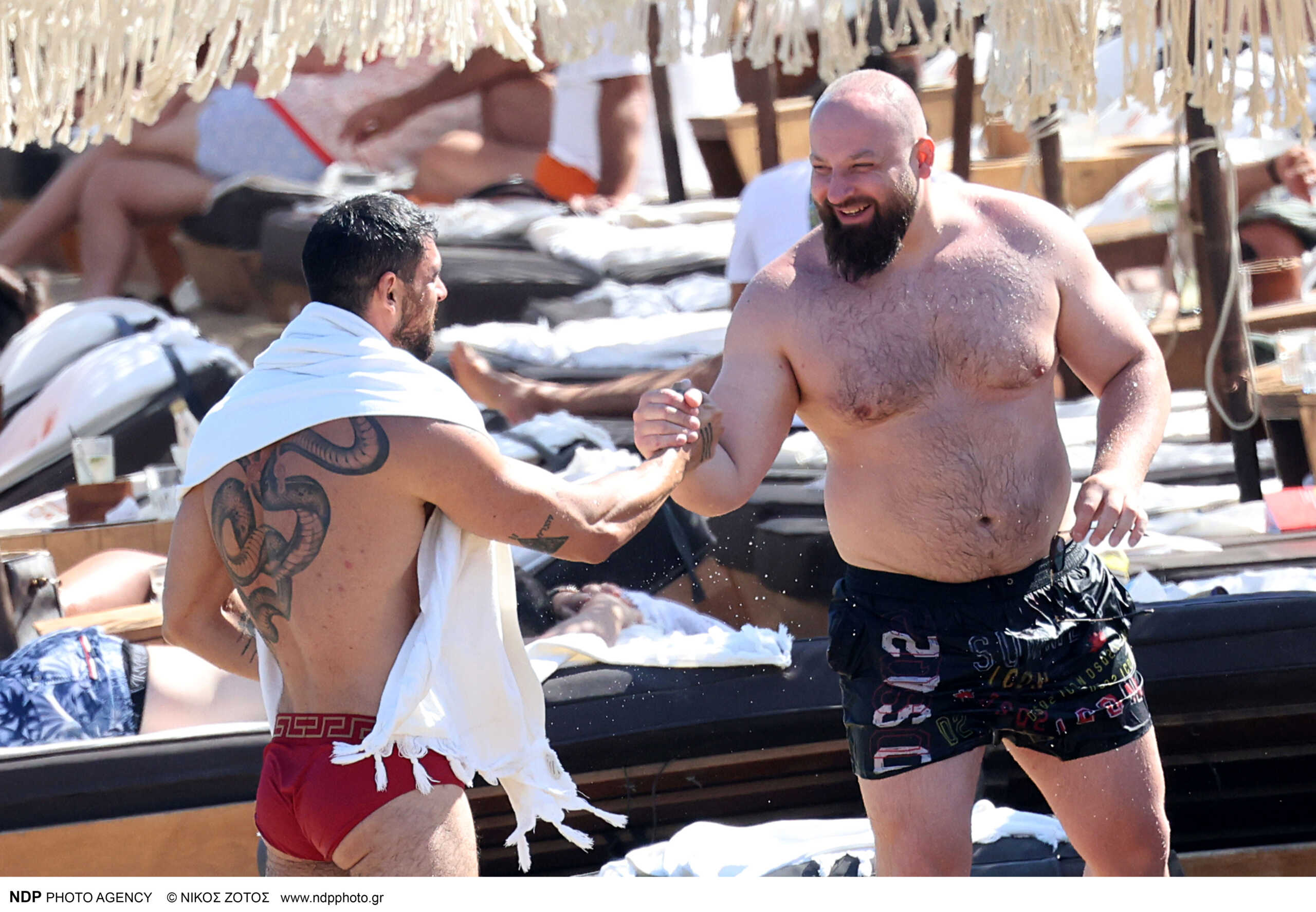 Νέες φωτογραφίες του Μικέλε Μορόνε με το κόκκινο speedo μαγιό του στη Μύκονο