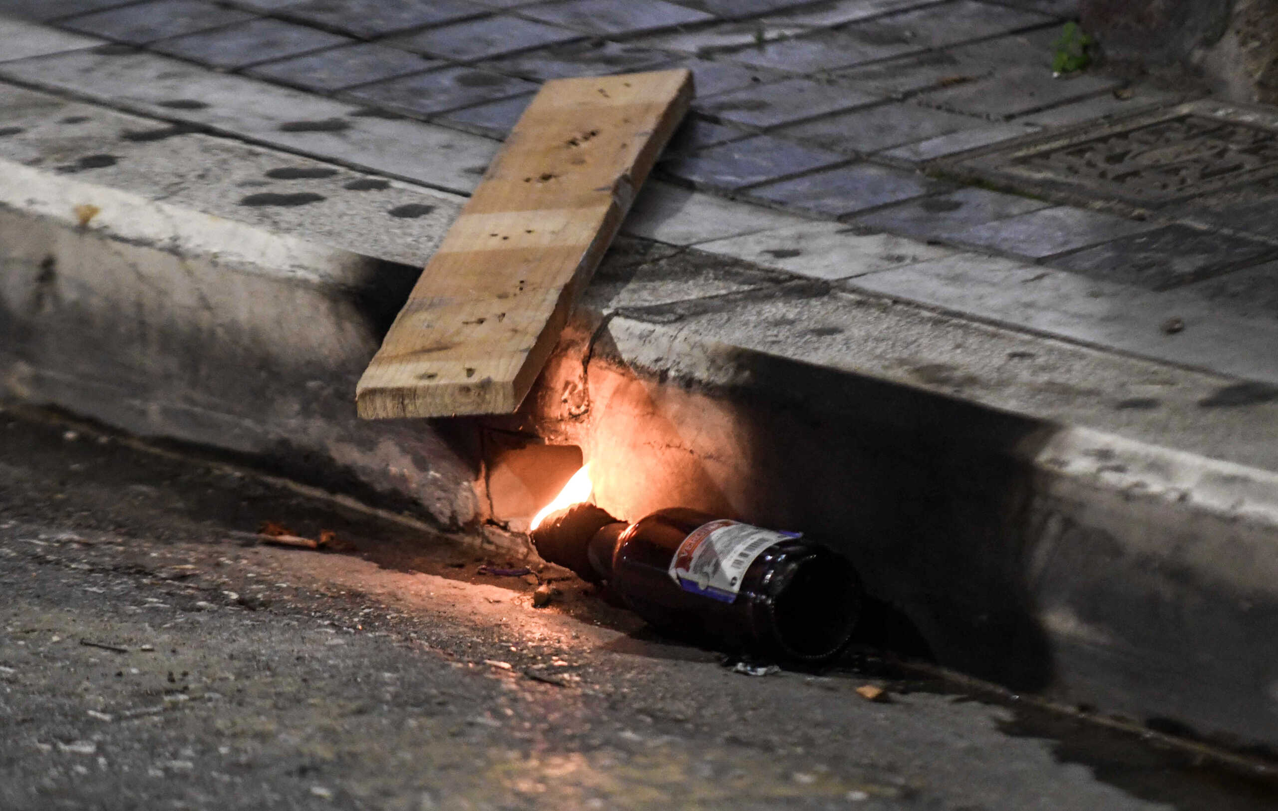 Άνδρας στη Νέα Ιωνία πετούσε μολότοφ από το μπαλκόνι του και απειλούσε να αυτοκτονήσει