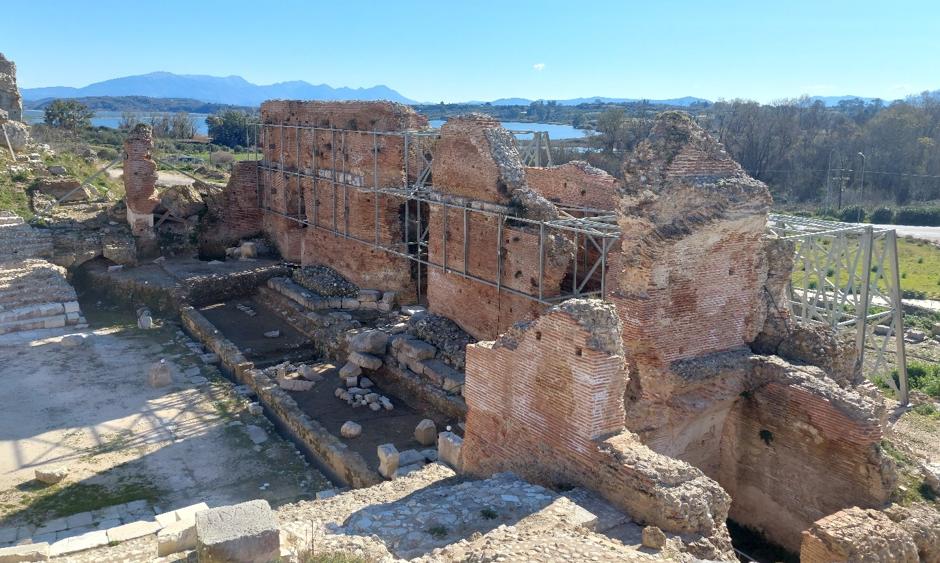 Αποκαθίσταται το μεγάλο θέατρο στη Νικόπολη – Ολοκληρώθηκε η αναστήλωση της Πύλης της Βασιλικής του Αλκίσωνος