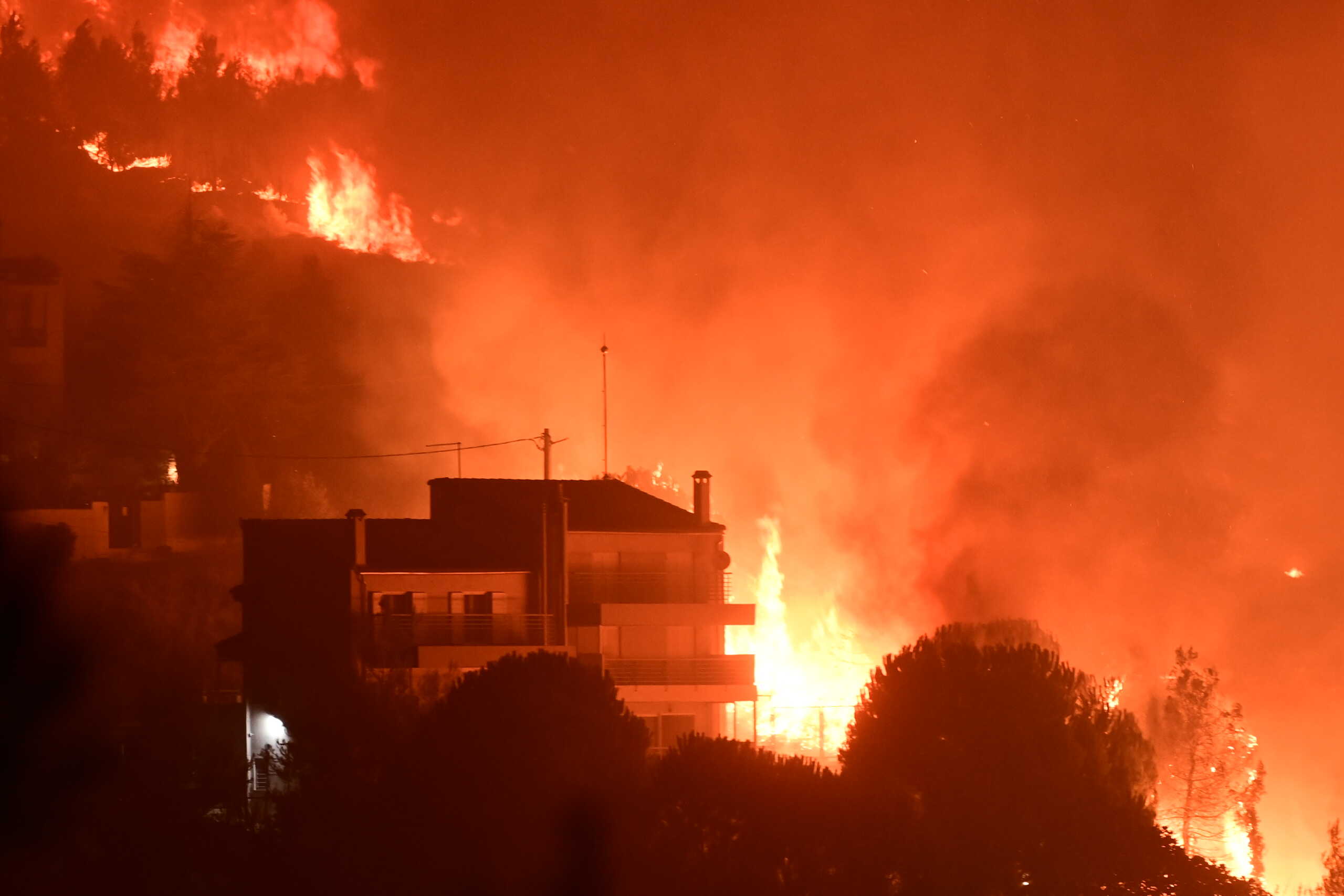 Η φωτιά από τον Βαρνάβα πέρασε στο Πεντελικό Όρος – Απανωτά μηνύματα του 112 – Εκκενώνονται τα νοσοκομεία Πεντέλης και 7 περιοχές