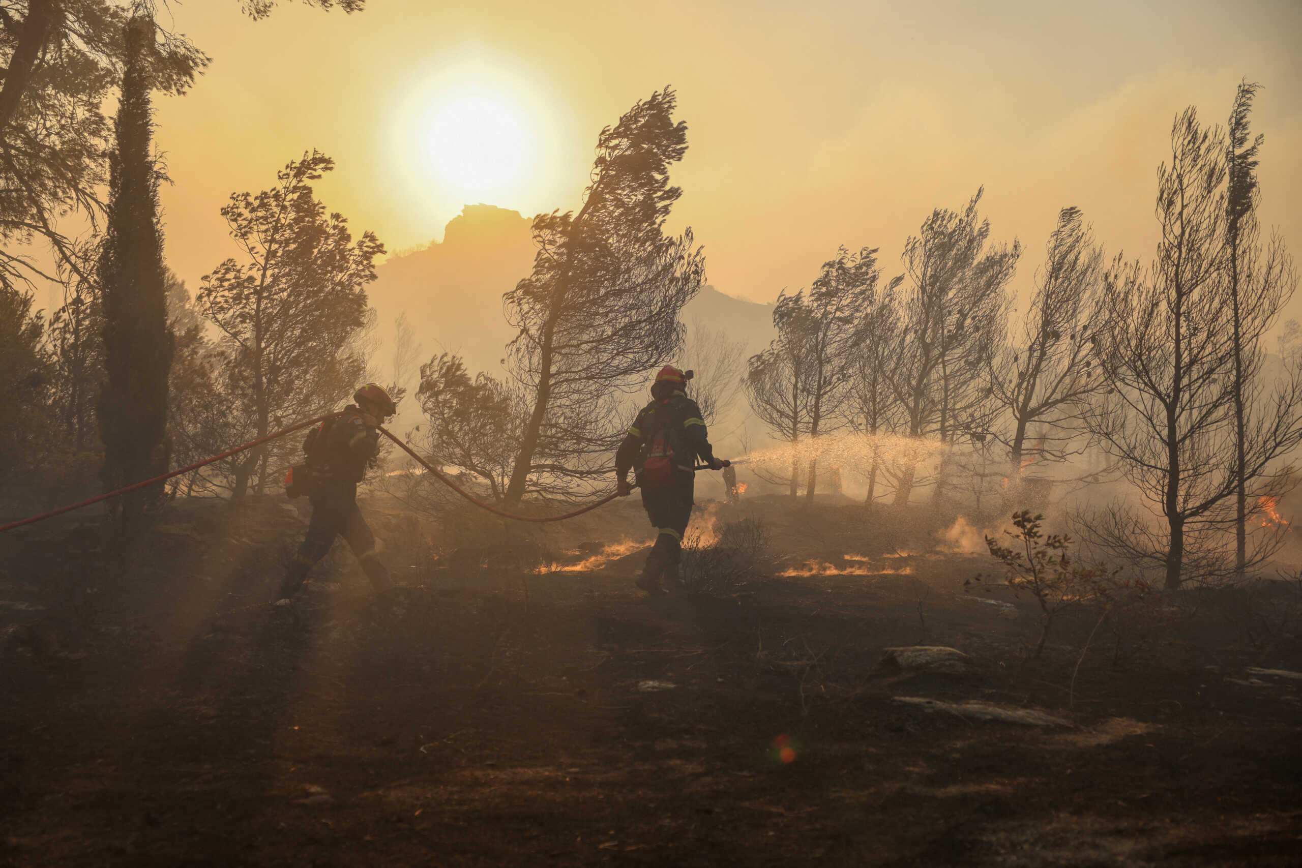 Πώς η κλιματική κρίση προκαλεί ακραίες πυρκαγιές στην Ελλάδα – Ανάλυση από το Sky News