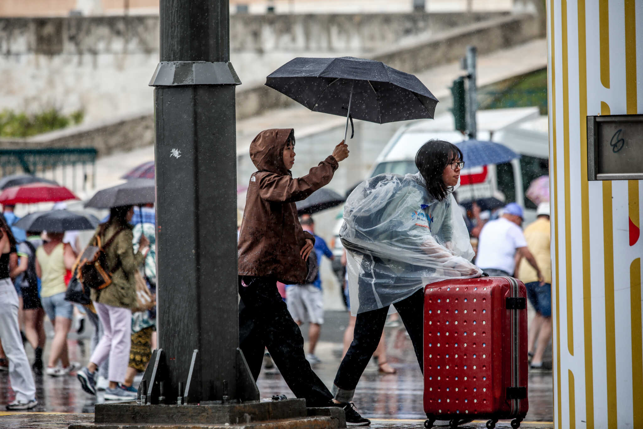«Χαλασμός» με μπουρίνια και καταιγίδες – Έως τους 32 βαθμούς Κελσίου ο υδράργυρος