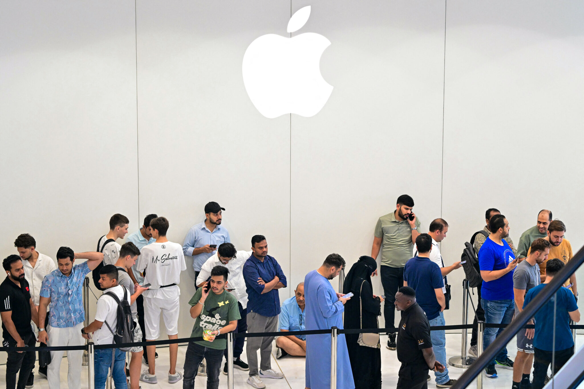 iPhone 16: Ατελείωτες ουρές σε καταστήματα ανά τον κόσμο – Φωτογραφίες και βίντεο 7 iPhone 16: Ατελείωτες ουρές σε καταστήματα ανά τον κόσμο – Φωτογραφίες και βίντεο