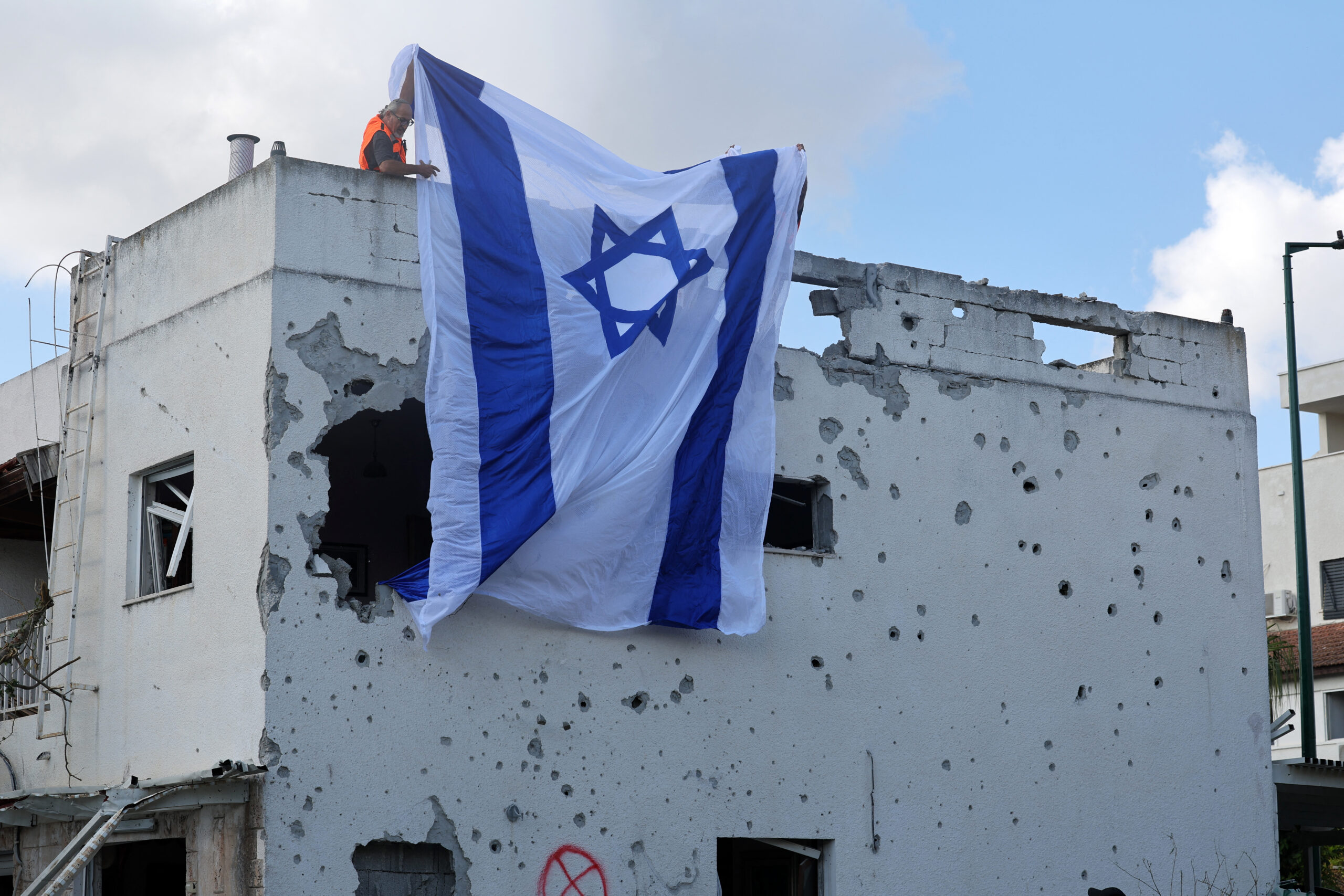 ISRAEL-LEBANON-PALESTINIAN-CONFLICT Φόβοι για ένα ευρύτερο περιφερειακό πόλεμο στη Μέση Ανατολή – Μπαράζ ρουκετών από τη Χεζμπολάχ για αντίποινα στο Ισραήλ