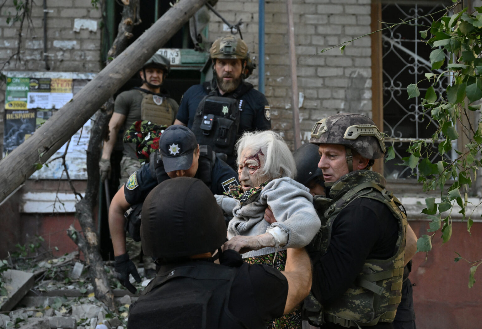 Πόλεμος στην Ουκρανία: Δύο νεκροί και 19 τραυματίες από ρωσική επίθεση με κατευθυνόμενη βόμβα στο Κραματόρσκ 2 Πόλεμος στην Ουκρανία: Δύο νεκροί και 19 τραυματίες από ρωσική επίθεση με κατευθυνόμενη βόμβα στο Κραματόρσκ