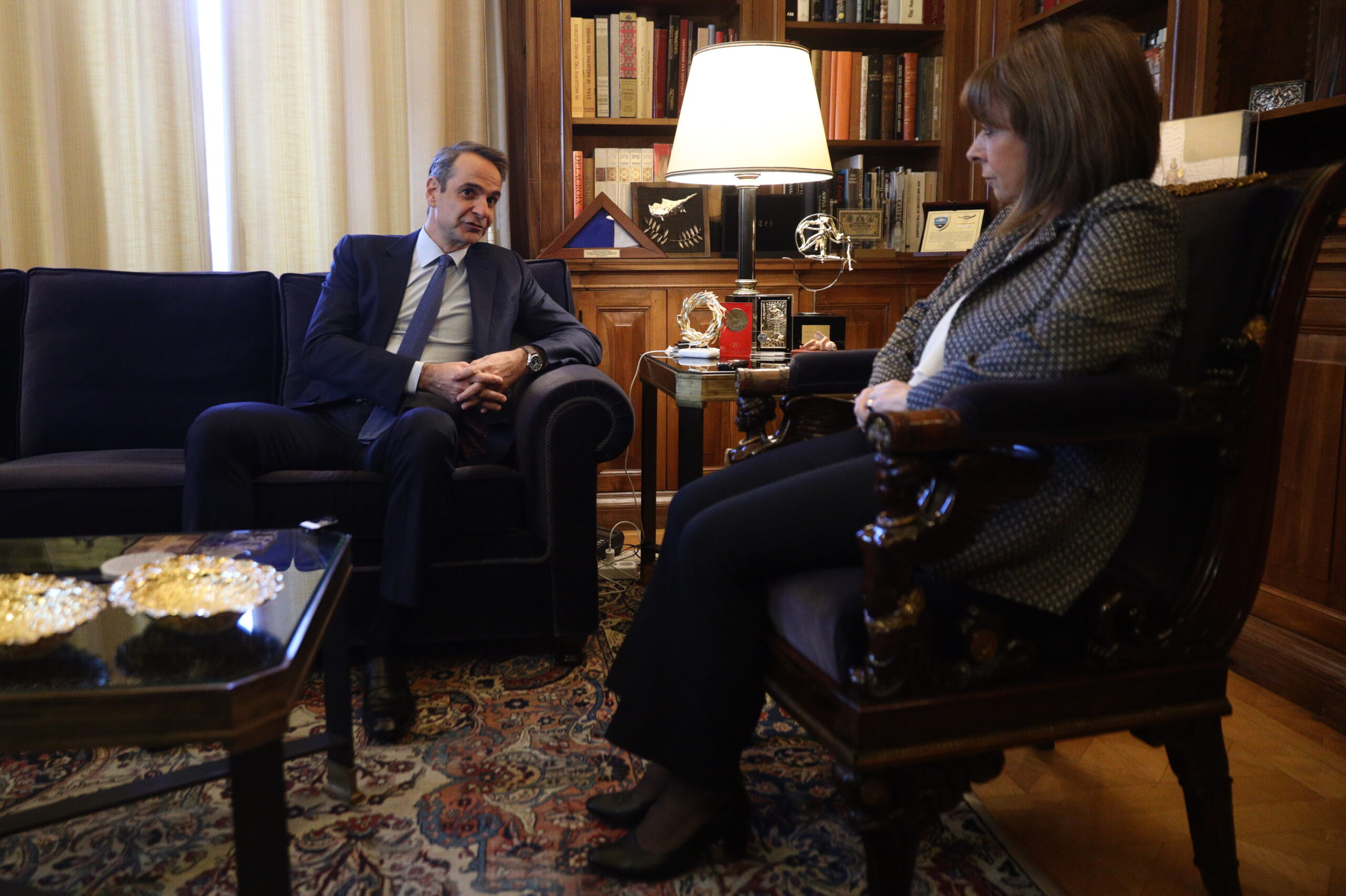 Ο διάλογος της Προέδρου της Δημοκρατίας με τον Πρωθυπουργό στο Προεδρικό Μέγαρο πριν από λίγο
