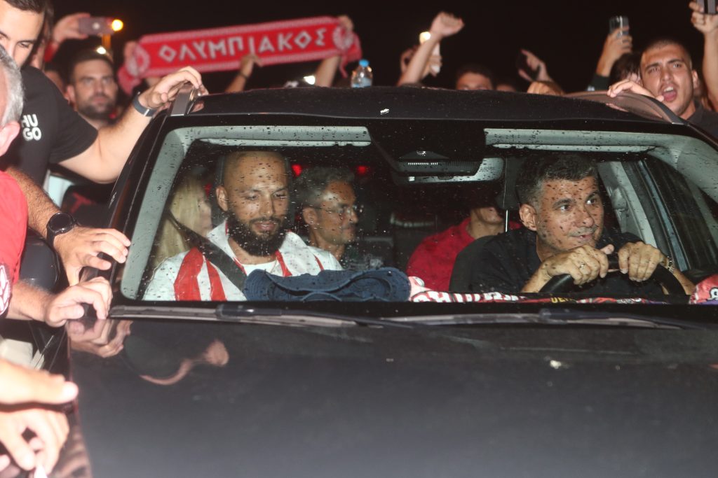 Πάτησε Ελλάδα ο Φουρνιέ | Πανδαιμόνιο στο “Ελ. Βενιζέλος” (ΦΩΤΟρεπορτάζ + video) 12 Πάτησε Ελλάδα ο Φουρνιέ | Πανδαιμόνιο στο “Ελ. Βενιζέλος” (ΦΩΤΟρεπορτάζ + video)