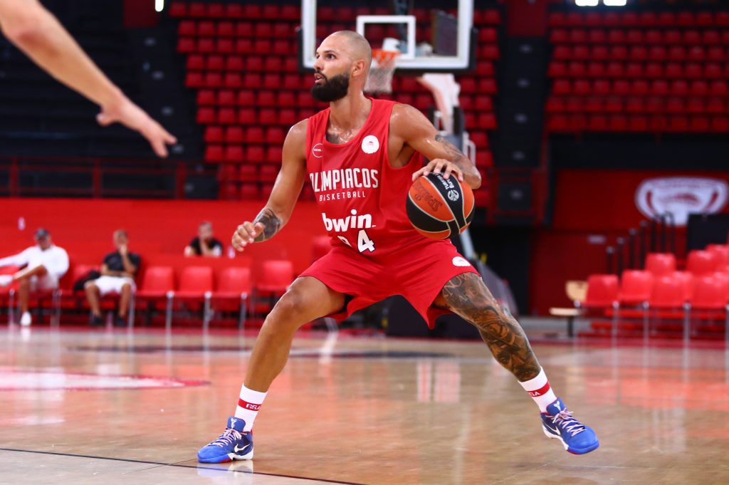 Τα φωτογραφικά “κλικ” της ερυθρόλευκης αναμέτρησης του Ολυμπιακού με τον Ερυθρό Αστέρα (ΦΩΤΟρεπορτάζ) 9 Τα φωτογραφικά “κλικ” της ερυθρόλευκης αναμέτρησης του Ολυμπιακού με τον Ερυθρό Αστέρα (ΦΩΤΟρεπορτάζ)