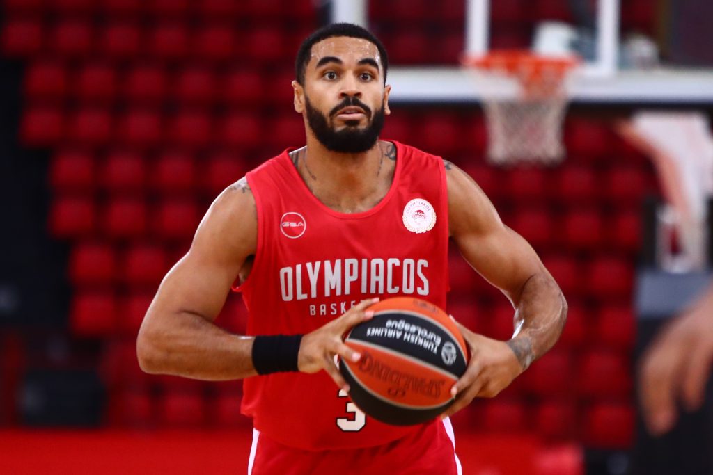 Τα φωτογραφικά “κλικ” της ερυθρόλευκης αναμέτρησης του Ολυμπιακού με τον Ερυθρό Αστέρα (ΦΩΤΟρεπορτάζ) 14 Τα φωτογραφικά “κλικ” της ερυθρόλευκης αναμέτρησης του Ολυμπιακού με τον Ερυθρό Αστέρα (ΦΩΤΟρεπορτάζ)