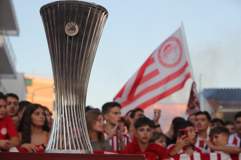 “Κοκκίνησε” η Κομοτηνή για το τρόπαιο του Conference League 4 “Κοκκίνησε” η Κομοτηνή για το τρόπαιο του Conference League