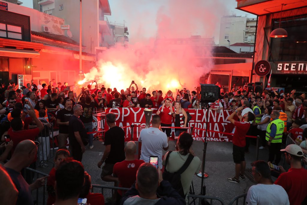 “Κοκκίνησε” η Κομοτηνή για το τρόπαιο του Conference League 5 “Κοκκίνησε” η Κομοτηνή για το τρόπαιο του Conference League