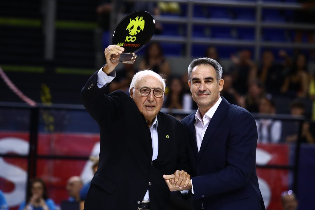 Η ΑΕΚ βράβευσε Μαύρο, Μπαμπανικολό και Μπουλμέτη (video) 6 Η ΑΕΚ βράβευσε Μαύρο, Μπαμπανικολό και Μπουλμέτη (video)