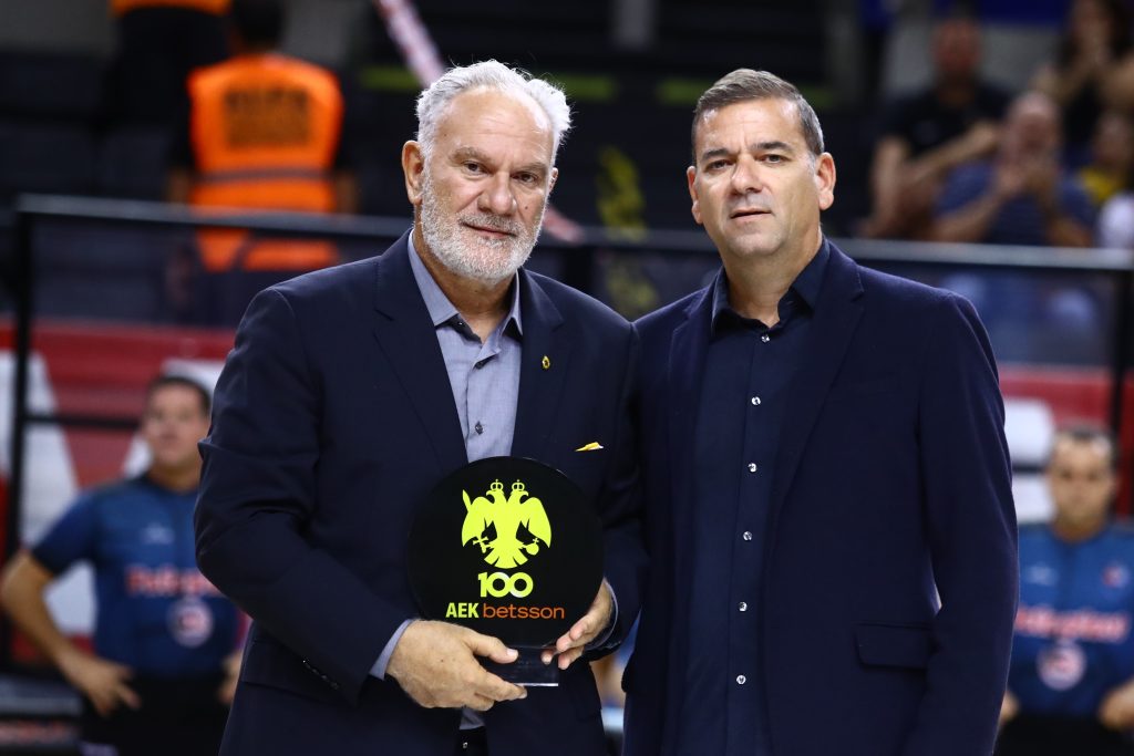 Η ΑΕΚ βράβευσε Μαύρο, Μπαμπανικολό και Μπουλμέτη (video) 7 Η ΑΕΚ βράβευσε Μαύρο, Μπαμπανικολό και Μπουλμέτη (video)