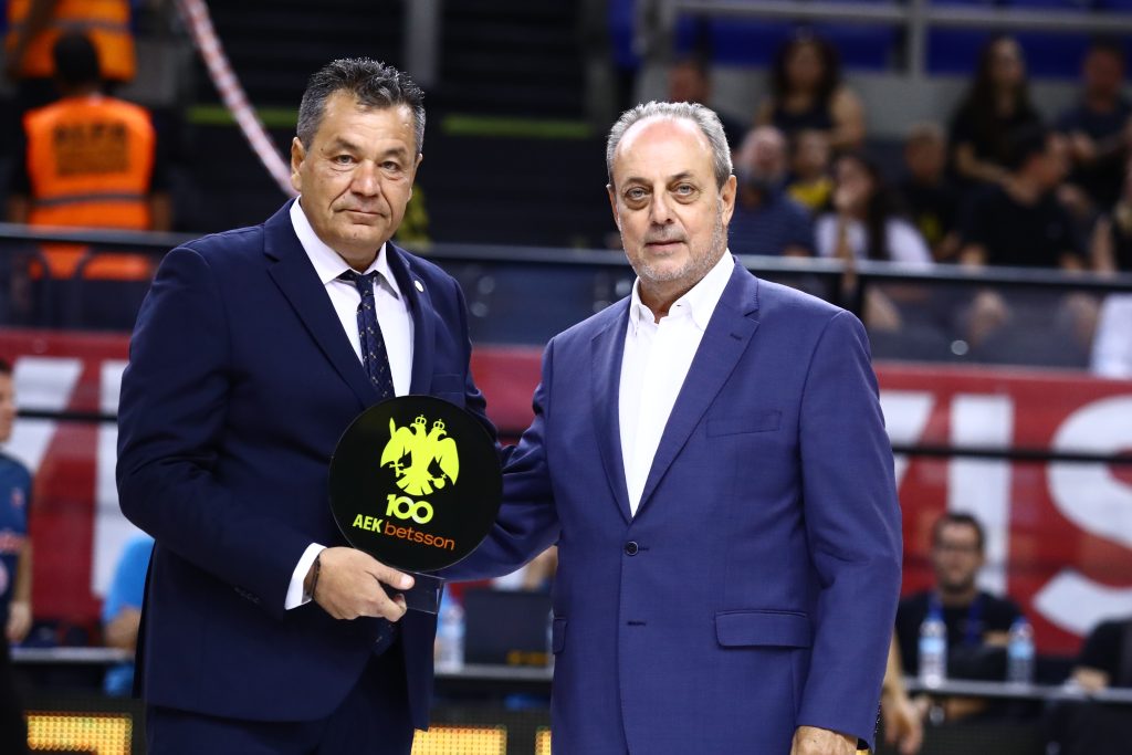 Η ΑΕΚ βράβευσε Μαύρο, Μπαμπανικολό και Μπουλμέτη (video) 8 Η ΑΕΚ βράβευσε Μαύρο, Μπαμπανικολό και Μπουλμέτη (video)