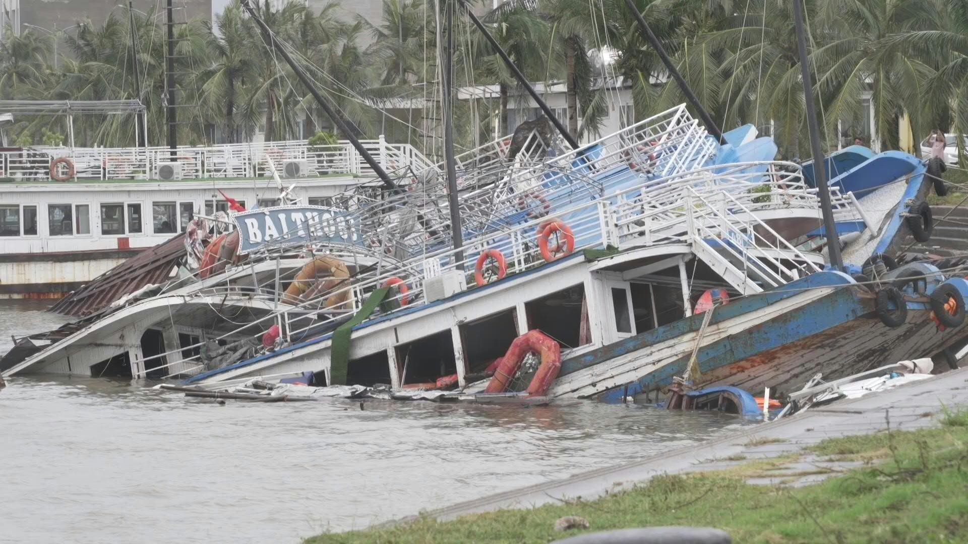 Βιετνάμ: 63 νεκροί, 40 αγνοούμενοι από το πέρασμα του τυφώνα Γιάγκι- Δείτε τη στιγμή που γέφυρα καταρρέει