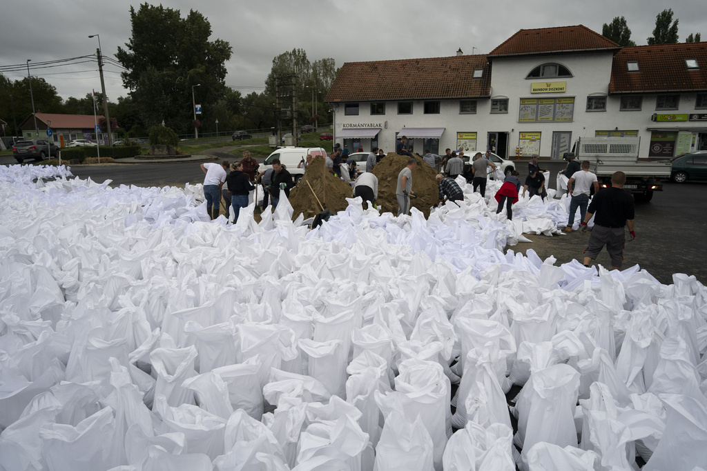 Hungary Floods Η κακοκαιρία Μπόρις σαρώνει την Ευρώπη: Κίνδυνος από την άνοδο της στάθμης του Δούναβη