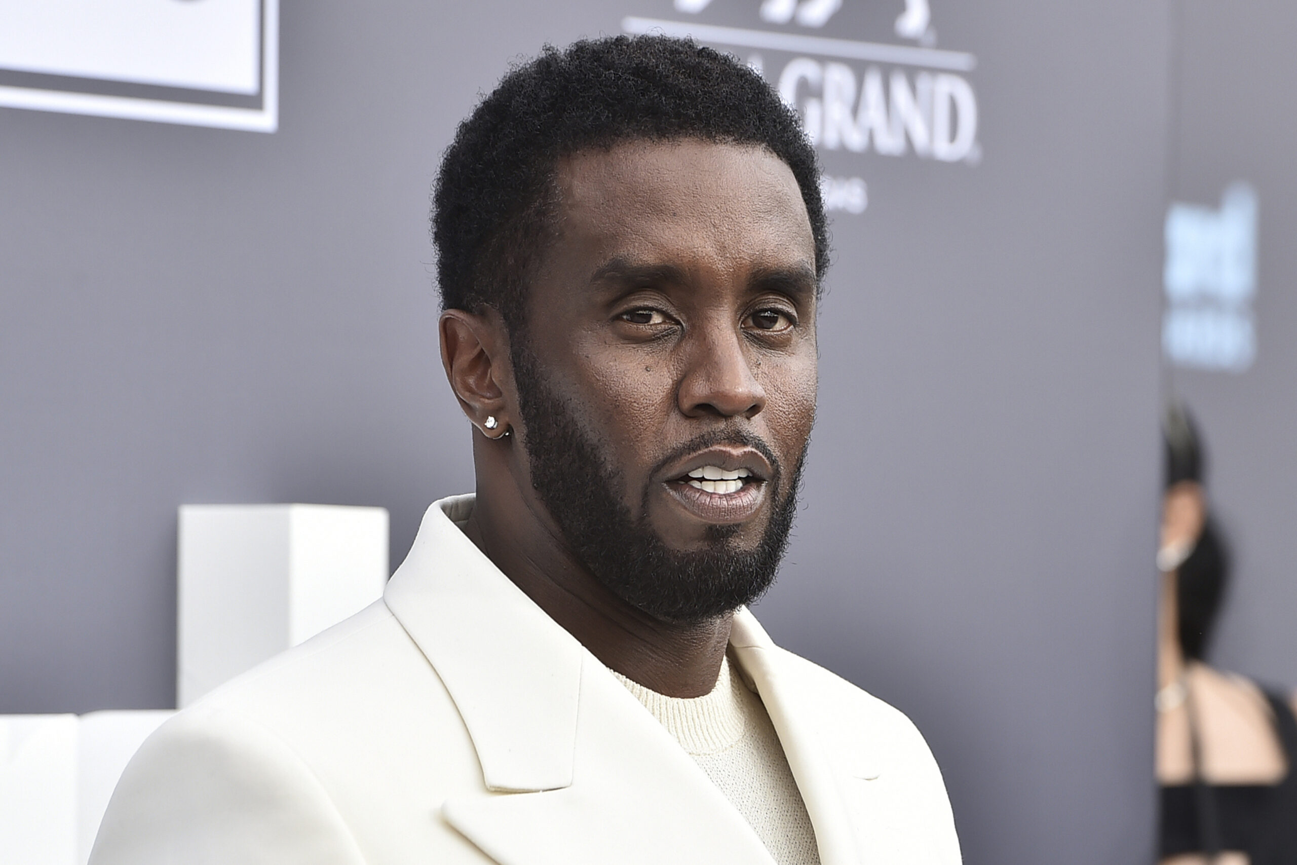Συνελήφθη ο ράπερ Diddy: Κατηγοίες για εκβιασμό, σωματεμπορία και εξαναγκασμό σε πορνεία