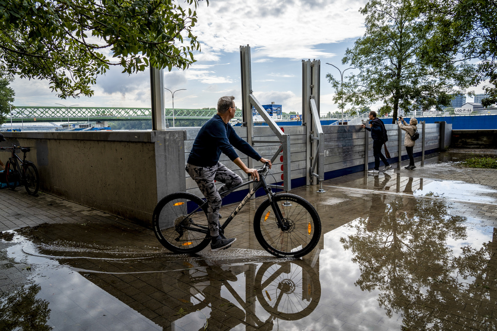 Slovakia Central Europe Floods Η κακοκαιρία Μπόρις σαρώνει την Ευρώπη: Κίνδυνος από την άνοδο της στάθμης του Δούναβη