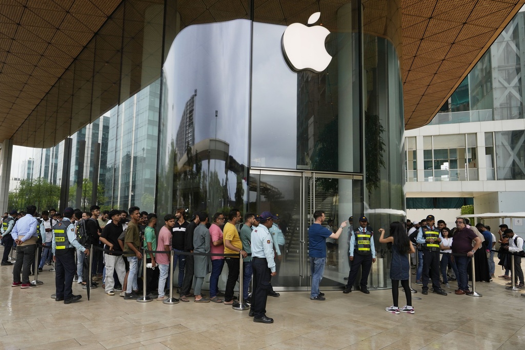 iPhone 16: Ατελείωτες ουρές σε καταστήματα ανά τον κόσμο – Φωτογραφίες και βίντεο 6 iPhone 16: Ατελείωτες ουρές σε καταστήματα ανά τον κόσμο – Φωτογραφίες και βίντεο
