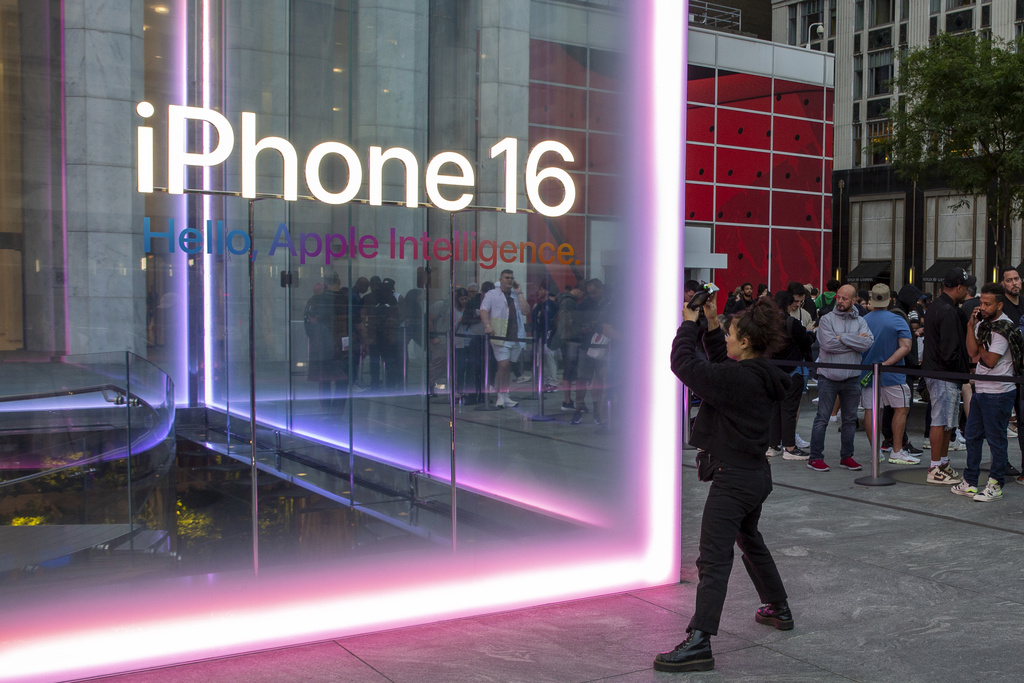 iPhone 16: Ατελείωτες ουρές σε καταστήματα ανά τον κόσμο – Φωτογραφίες και βίντεο 5 iPhone 16: Ατελείωτες ουρές σε καταστήματα ανά τον κόσμο – Φωτογραφίες και βίντεο