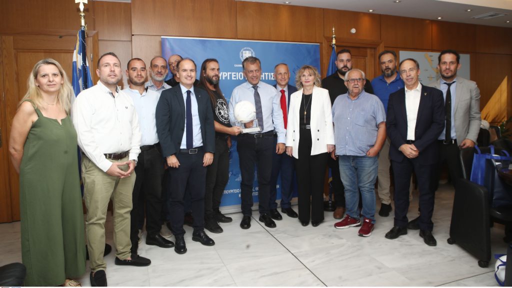 O Γιάννης Βρούτσης υποδέχτηκε τους επικεφαλής των 8 νόμιμων Λεσχών Φιλάθλων της χώρας μας (video) 3 O Γιάννης Βρούτσης υποδέχτηκε τους επικεφαλής των 8 νόμιμων Λεσχών Φιλάθλων της χώρας μας (video)