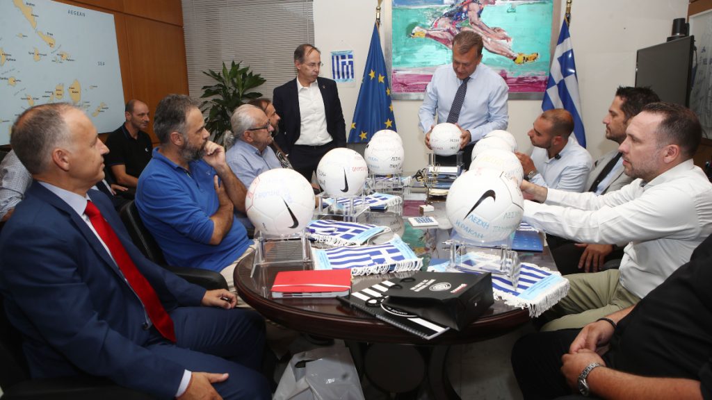 O Γιάννης Βρούτσης υποδέχτηκε τους επικεφαλής των 8 νόμιμων Λεσχών Φιλάθλων της χώρας μας (video) 4 O Γιάννης Βρούτσης υποδέχτηκε τους επικεφαλής των 8 νόμιμων Λεσχών Φιλάθλων της χώρας μας (video)