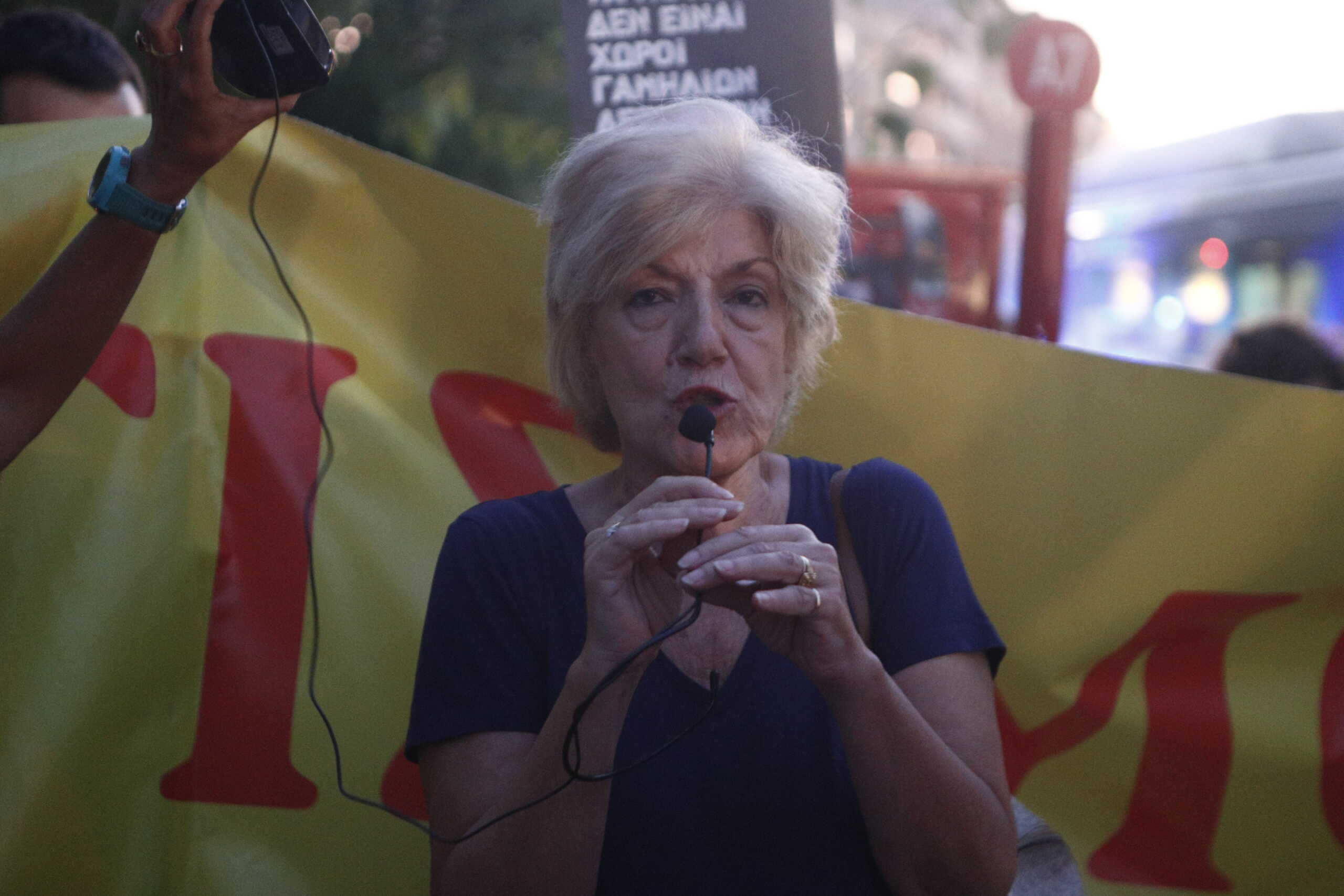 Διαμαρτυρία έξω από το Βυζαντινό μουσείο για το γαμήλιο πάρτι της Θεοδώρας Γλύξμπουργκ – Εκεί και η Έλενα Ακρίτα 9 Διαμαρτυρία έξω από το Βυζαντινό μουσείο για το γαμήλιο πάρτι της Θεοδώρας Γλύξμπουργκ – Εκεί και η Έλενα Ακρίτα